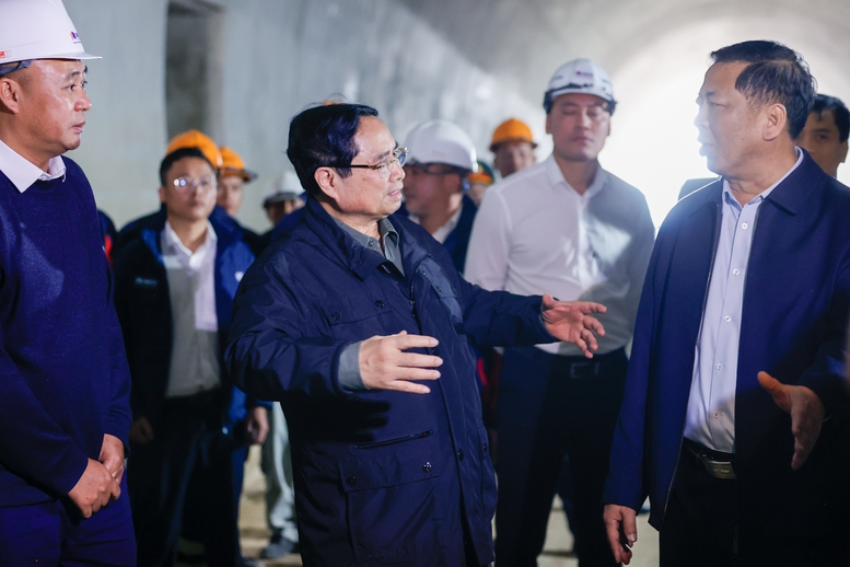 Thủ tướng thị sát, kiểm tra tại hầm Thất Khê, trên cao tốc Đồng Đăng (Lạng Sơn) – Trà Lĩnh (Cao Bằng) - Ảnh: VGP/Nhật Bắc