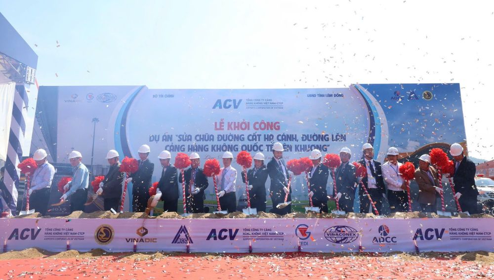 C&aacute;c đại biểu thực hiện nghi thức triển khai Dự &aacute;n.