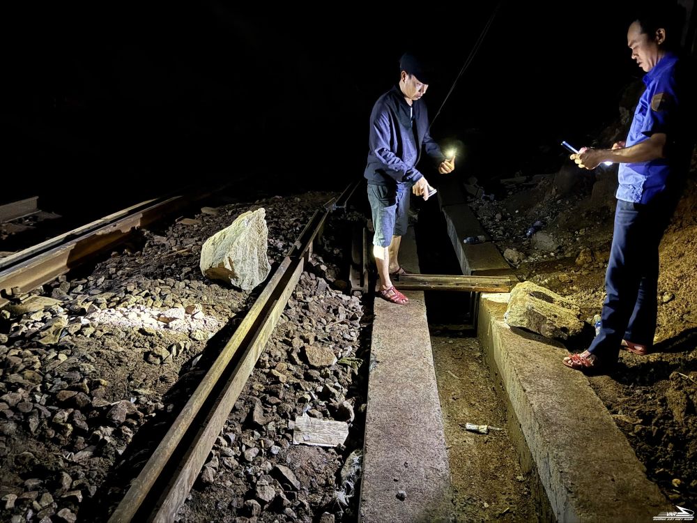 Tảng H&ograve;n đ&aacute; rời từ taluy đ&egrave;o Hải V&acirc;n xuống đường sắt Bắc - Nam v&agrave;o cuối giờ chiều 14/3