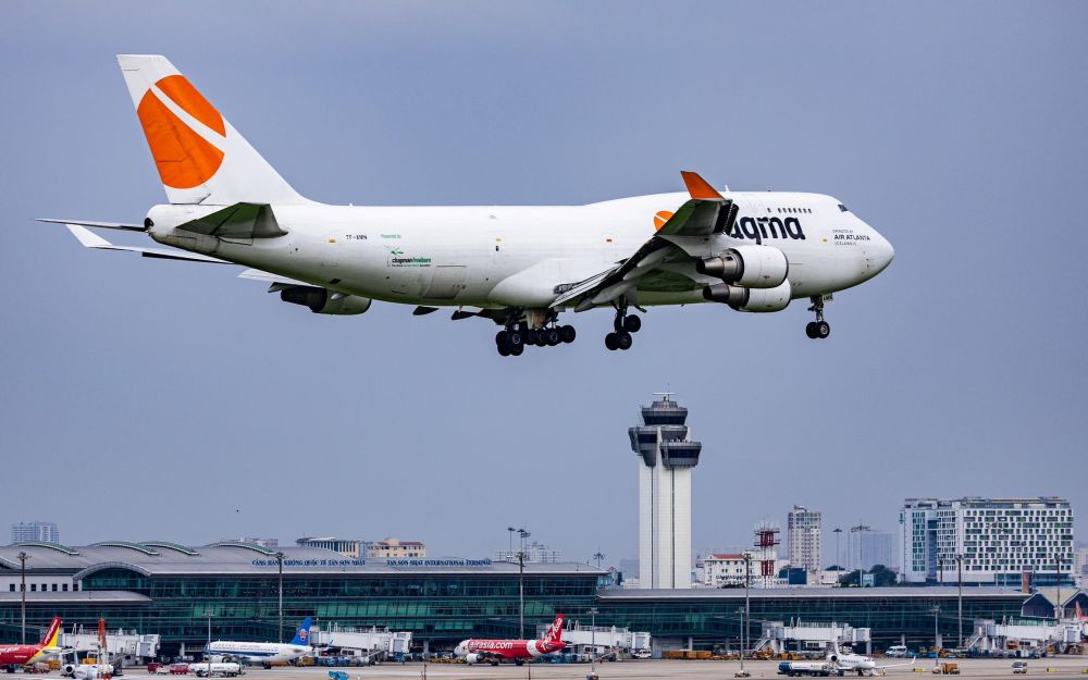 Một t&agrave;u bay chở h&agrave;ng h&oacute;a hạ c&aacute;nh xuống s&acirc;n bay T&acirc;n Sơn Nhất. (Ảnh: Lưu Ngọc Tuấn).