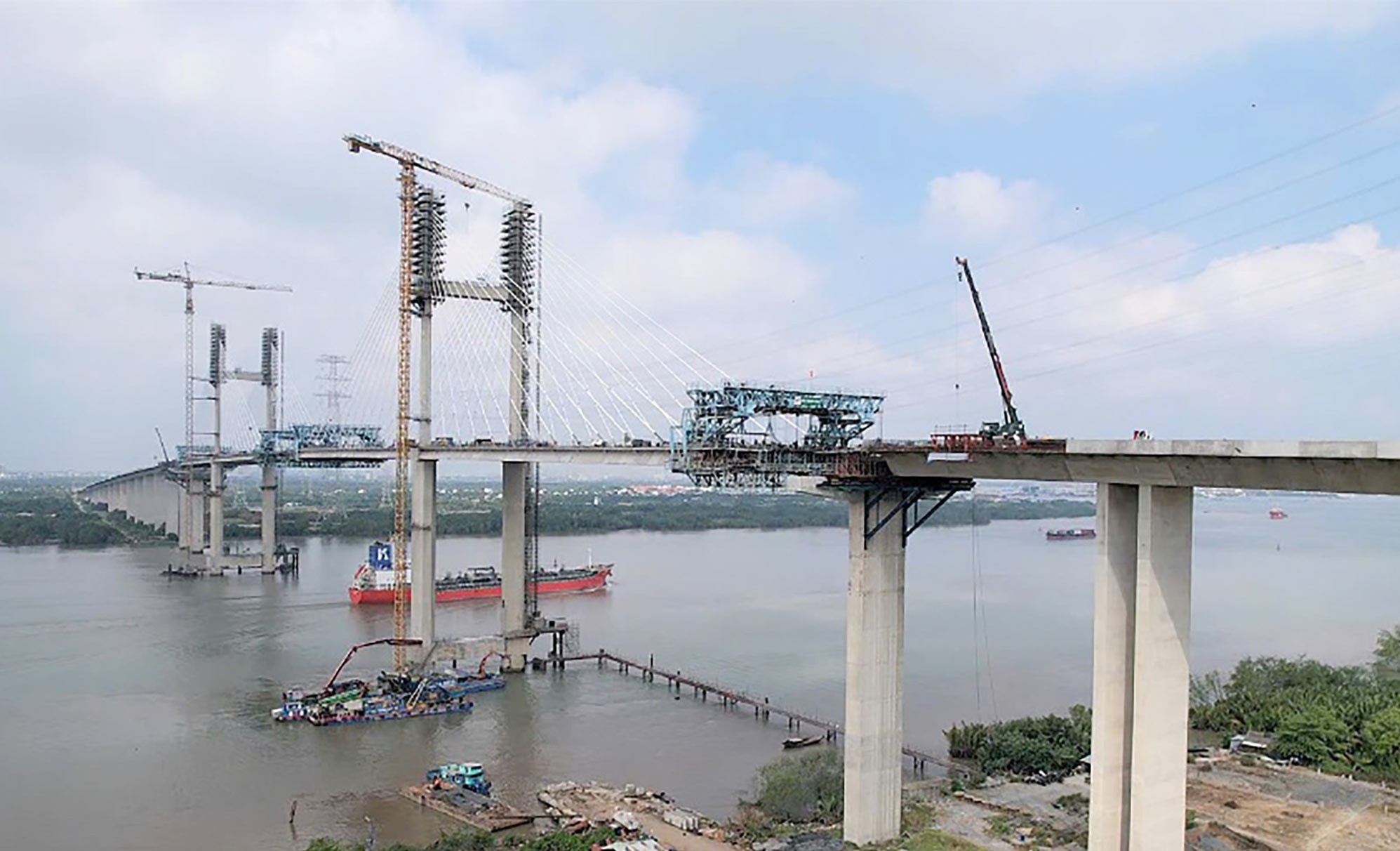 Cầu Phước Kh&aacute;nh tr&ecirc;n cao tốc Bến Lức - Long Th&agrave;nh dự kiến th&ocirc;ng xe trong th&aacute;ng 7-2026. Ảnh: Phạm T&ugrave;ng.