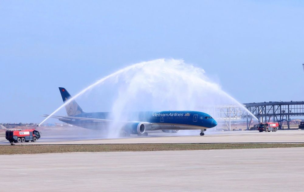 Chuyến bay chở kh&aacute;ch đầu ti&ecirc;n do Vietnam Airlines khai th&aacute;c đ&atilde; ch&iacute;nh thức hạ c&aacute;nh tại Cảng h&agrave;ng kh&ocirc;ng quốc tế Long Th&agrave;nh