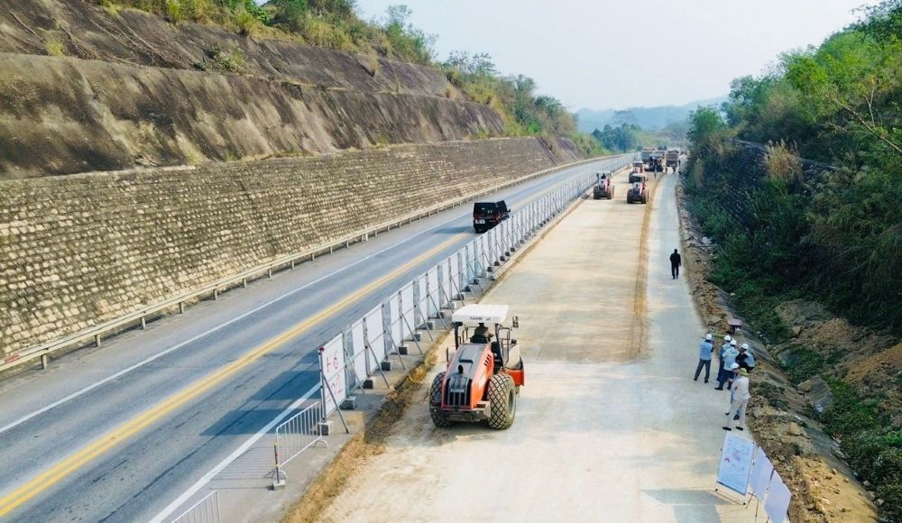 Thi c&ocirc;ng mở rộng cao tốc Y&ecirc;n B&aacute;i - L&agrave;o Cai.