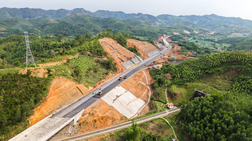Thi c&ocirc;ng Dự &aacute;n tuyến cao tốc cửa khẩu Hữu Nghị - Chi Lăng do Tập đo&agrave;n Đ&egrave;o Cả l&agrave; nh&agrave; đầu tư đứng đầu li&ecirc;n danh.