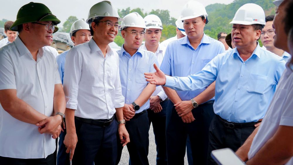 Bộ trưởng Bộ X&acirc;y dựng Trần Hồng Minh trao quyết định cho c&aacute;c c&aacute;n bộ vừa được bổ nhiệm.