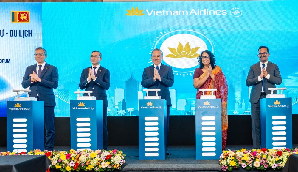 Tổng B&iacute; thư, Chủ tịch nước T&ocirc; L&acirc;m, Thủ tướng Sri Lanka Harini Amarasuriya v&agrave; c&aacute;c đại biểu thực hiển nghi lễ khởi động mở đường bay Colombo - TP Hồ Ch&iacute; Minh của Vietnam Airlines - Ảnh: TTXVN.