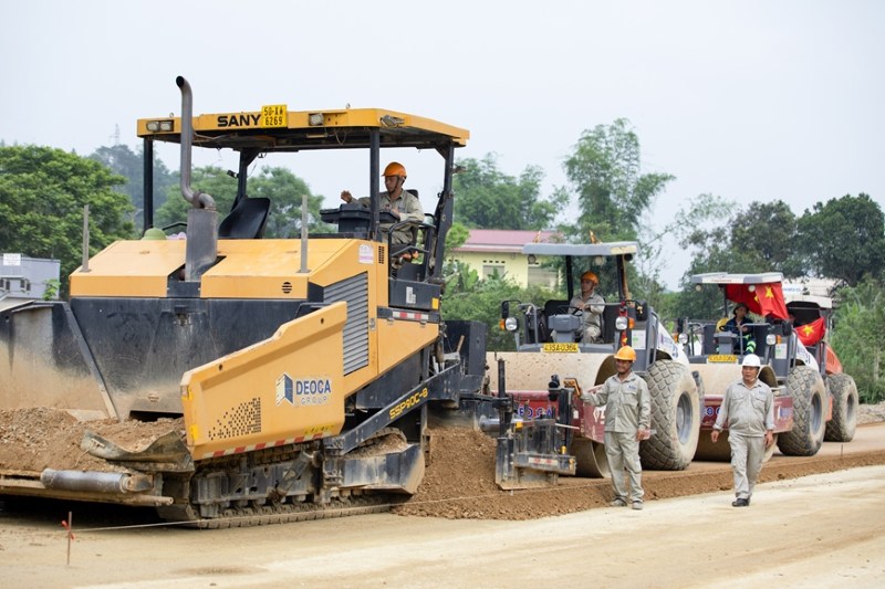 Thi c&ocirc;ng lớp cấp phối nền đường tại cao tốc Đồng Đăng - Tr&agrave; Lĩnh.