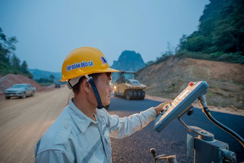Thi c&ocirc;ng thảm b&ecirc; t&ocirc;ng nhựa tại Dự &aacute;n cao tốc Đồng Đăng - Tr&agrave; Lĩnh.