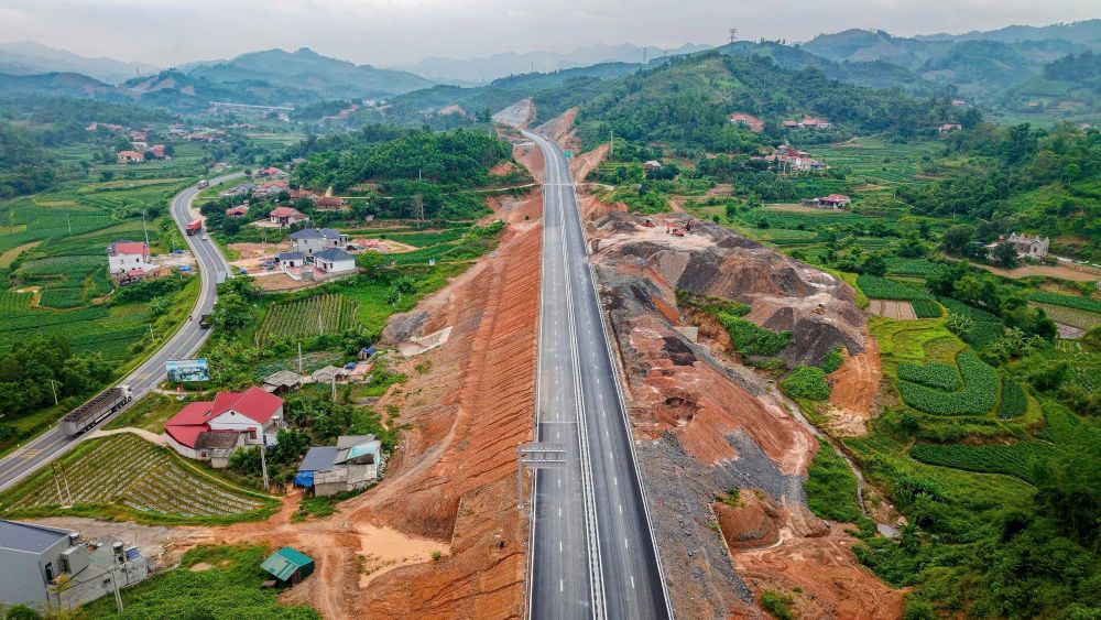 Một đoạn cao tốc Hữu Nghị - Chi Lăng đ&atilde; thi c&ocirc;ng xong nền v&agrave; m&oacute;ng đường.