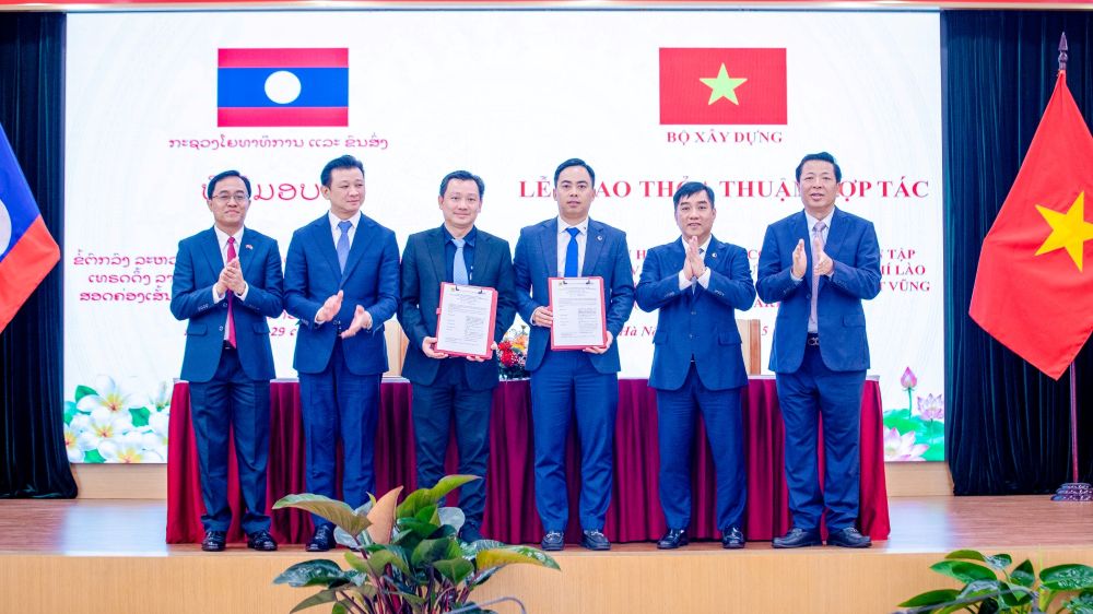 Tập đoàn Đèo Cả và PTL chính thức ký kết, trao văn kiện hợp tác nhằm thúc đẩy nghiên cứu, triển khai Dự án đường sắt kết nối Việt Nam – Lào.