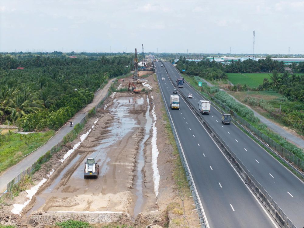 Thi c&ocirc;ng mở rộng cao tốc TP.HCM - Long Th&agrave;nh.