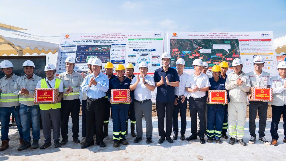 Bộ trưởng Bộ X&acirc;y dựng Trần Hồng Minh trao quyết định cho c&aacute;c c&aacute;n bộ vừa được bổ nhiệm.