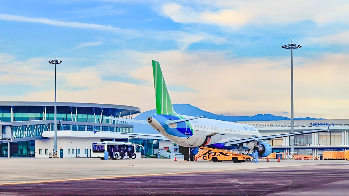 Một t&agrave;u bay của Bamboo Airways tại Cảng h&agrave;ng kh&ocirc;ng Ph&ugrave; C&aacute;t.