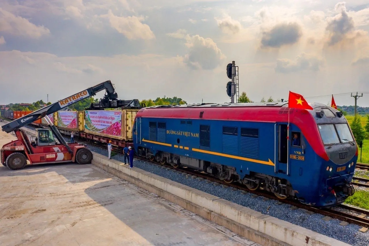 Một đoàn tàu chở container trên tuyến Hà Nội - Đồng Đăng.