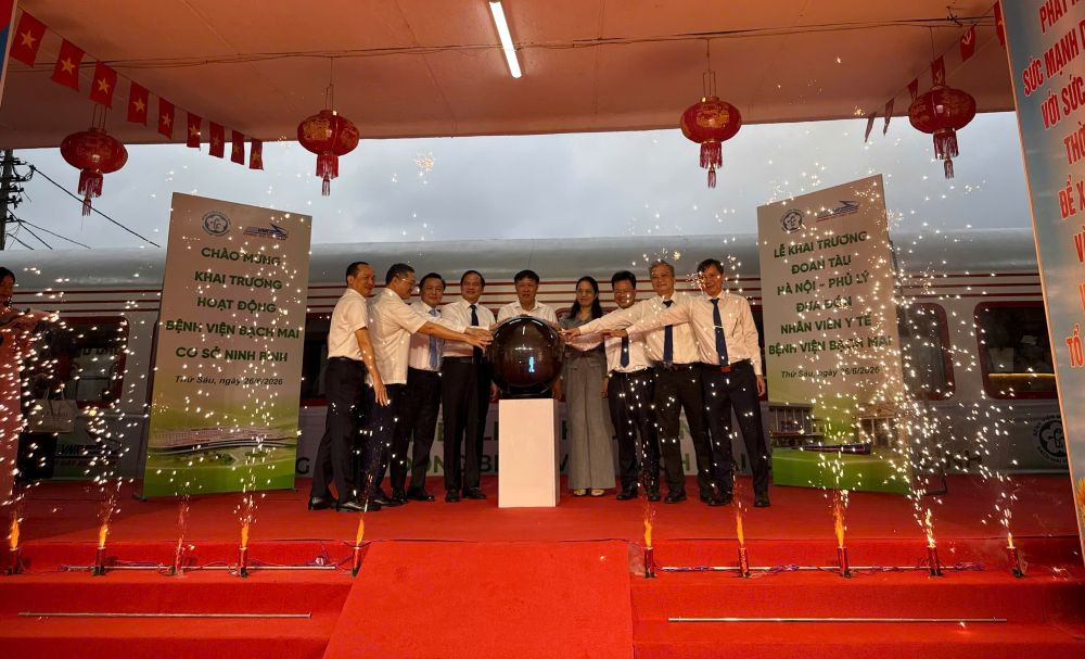 L&atilde;nh đạo VNR v&agrave; Bệnh viện Bạch Mai khai trương đo&agrave;n t&agrave;u kết nối 2 cơ sở kh&aacute;m chữa bệnh.