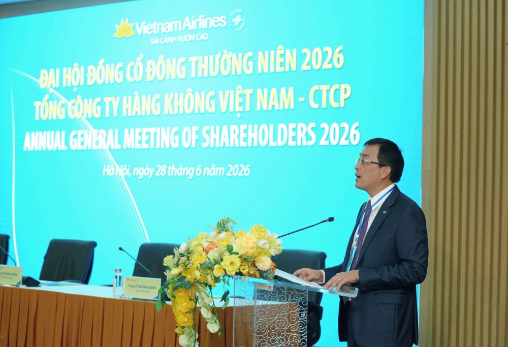 Chủ tịch HĐQT Vietnam Airlines Đặng Ngọc H&ograve;a ph&aacute;t biểu khai mạc Đại hội đồng cổ đ&ocirc;ng thường ni&ecirc;n năm 2026.