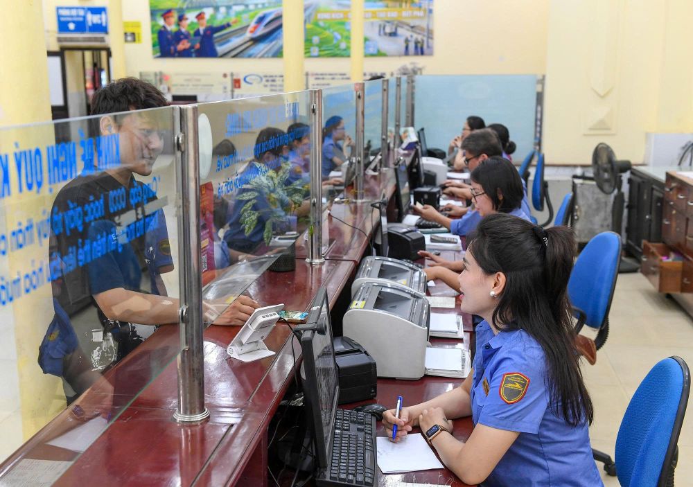 Hành khách mua vé tàu Bắc - Nam tại ga Hà Nội.