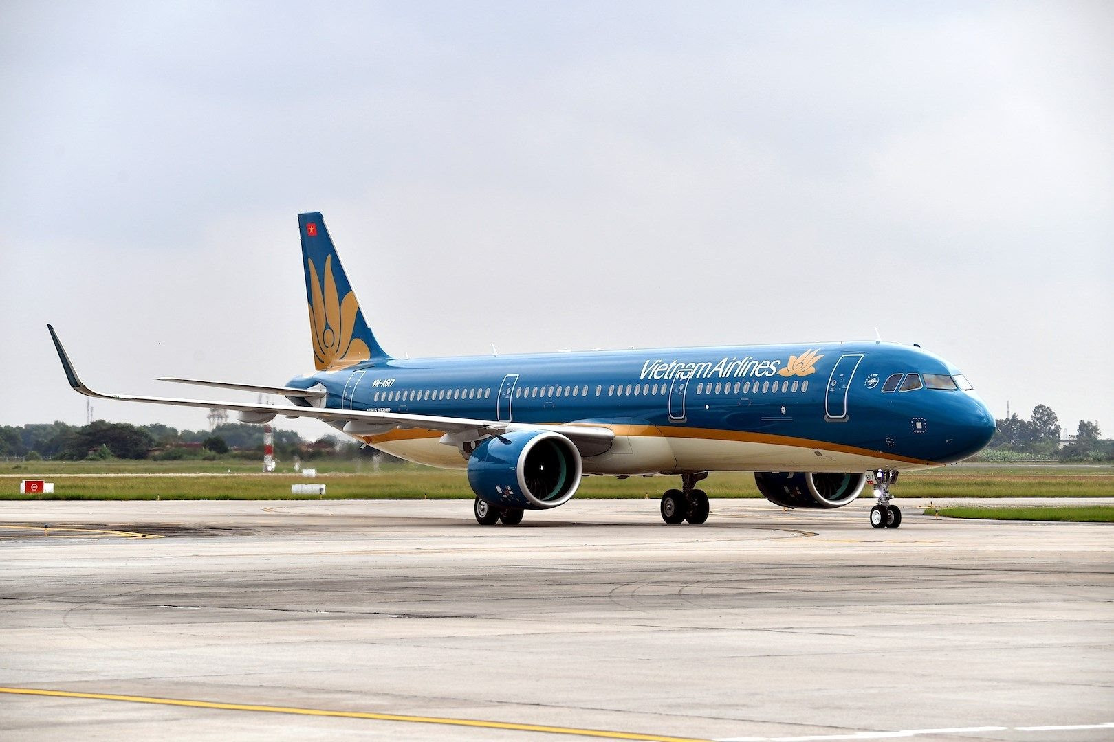 Một tàu bay của Vietnam Airlines đang đỗ tại Cảng hàng không quốc tế Cam Ranh.