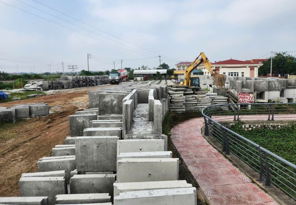 Trong khi chờ nhận được mặt bằng, c&aacute;c nh&agrave; thầu tập trung đ&uacute;c c&aacute;c cấu kiện b&ecirc; t&ocirc;ng