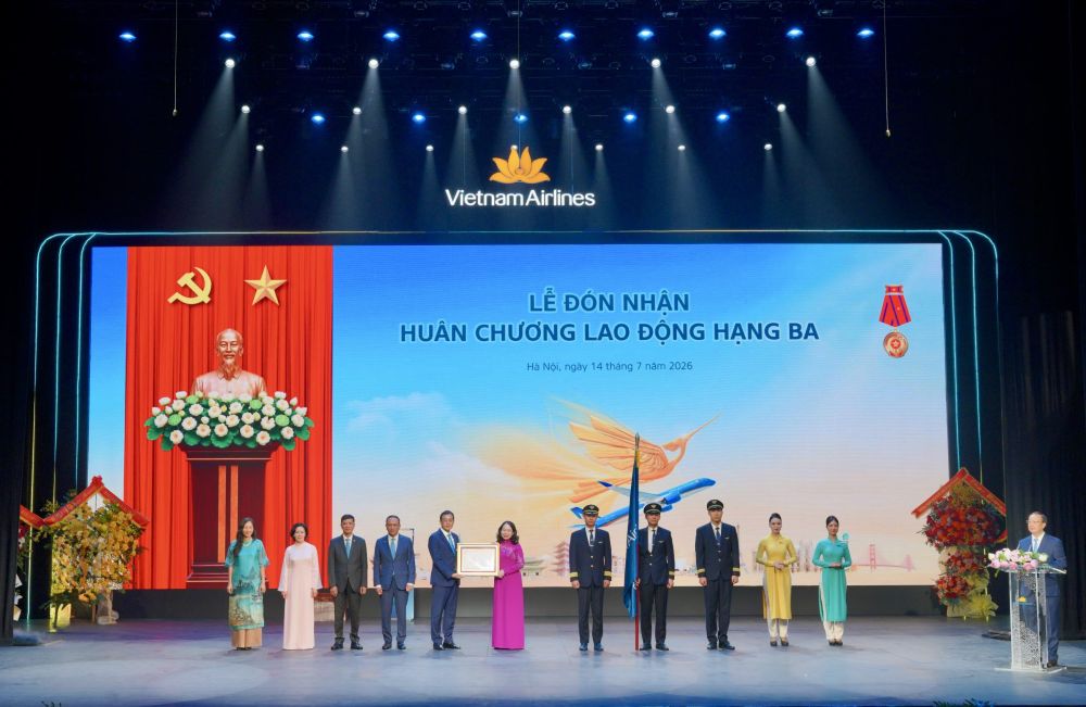 Đồng ch&iacute; V&otilde; Thị &Aacute;nh Xu&acirc;n &ndash; B&iacute; thư Trung ương Đảng, Ph&oacute; Chủ tịch nước Cộng h&ograve;a XHCN Việt Nam, Ph&oacute; Chủ tịch thứ Nhất Hội đồng Thi đua Khen thưởng Trung ương trao Hu&acirc;n chương Lao động hạng Ba cho TCT HKVN. (Ảnh: VNA)