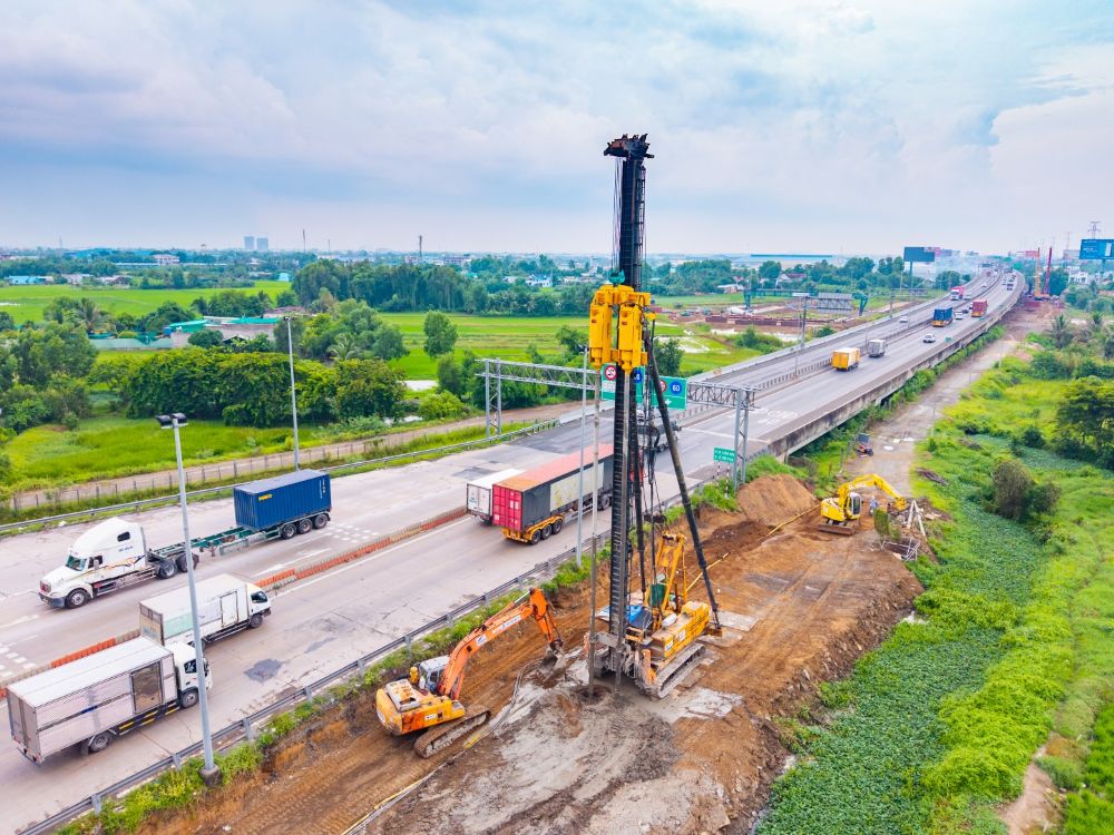 Ngay sau lễ khởi c&ocirc;ng v&agrave;o cuối th&aacute;ng 12/2025, nh&agrave; đầu tư đ&atilde; chỉ đạo c&aacute;c nh&agrave; thầu tập trung huy động nh&acirc;n lực, thiết bị để tổ chức thi c&ocirc;ng đồng loạt Dự &aacute;n.