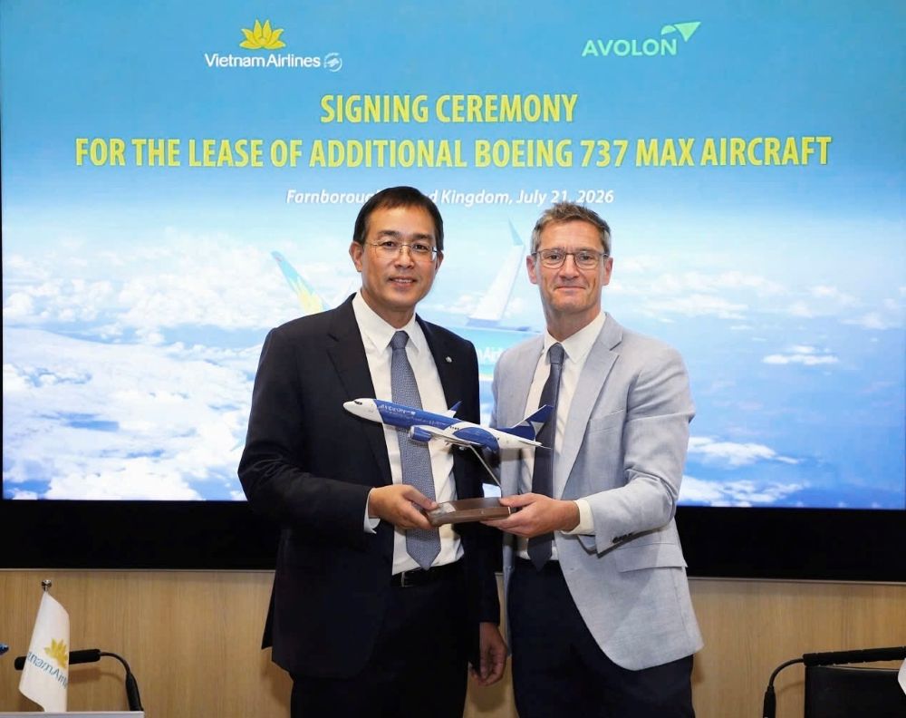 2. &Ocirc;ng Đặng Ngọc H&ograve;a, Chủ tịch HĐQT TCTHKVN v&agrave; &ocirc;ng Paul Geaney, Chủ tịch ki&ecirc;m Gi&aacute;m đốc Thương mại Avolon tại lễ k&yacute; kết. &Ocirc;ng Đặng Ngọc H&ograve;a, Chủ tịch HĐQT TCTHKVN v&agrave; &ocirc;ng Paul Geaney, Chủ tịch ki&ecirc;m Gi&aacute;m đốc Thương mại Avolon tại lễ k&yacute; kết