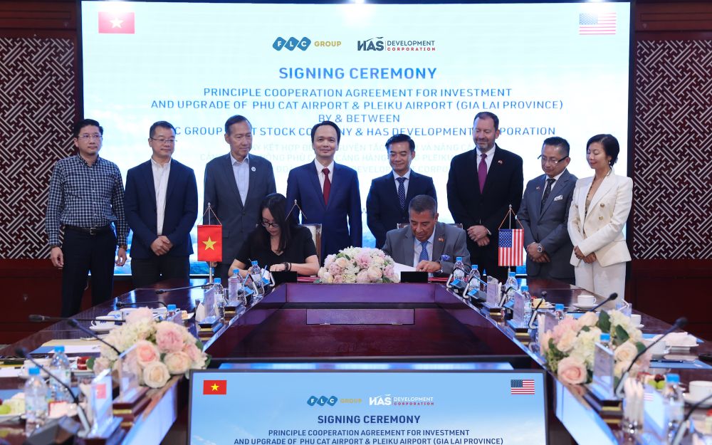 Đại diện Tập đo&agrave;n FLC v&agrave; HASDC k&yacute; kết Hợp đồng nguy&ecirc;n tắc Đầu tư v&agrave; n&acirc;ng cấp Cảng h&agrave;ng kh&ocirc;ng Ph&ugrave; C&aacute;t v&agrave; Pleiku tại tỉnh Gia Lai.