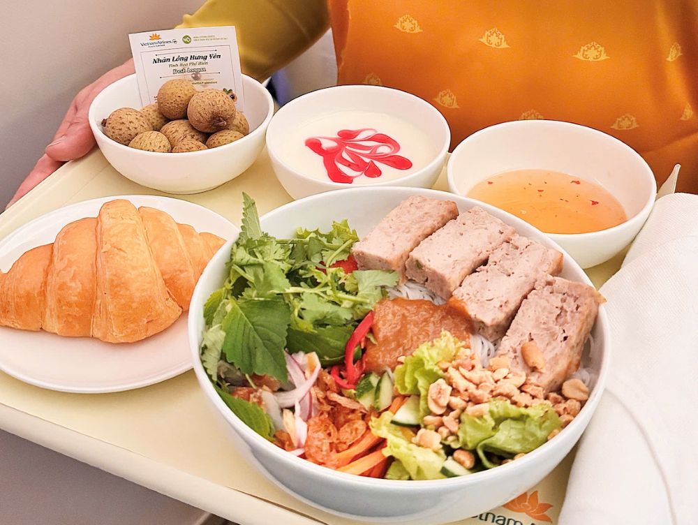 2. Mỗi phần nhãn đều kèm bảng thẻ giới thiệu nguồn gốc và vùng trồng, giúp hành khách tìm hiểu thêm về sản vật ngay trong hành trình.
