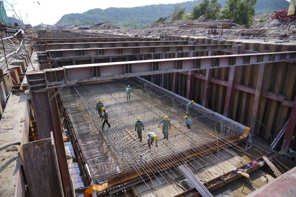 Tranh thủ thời tiết nắng r&aacute;o sau thời gian d&agrave;i mưa lũ, c&aacute;c hạng mục thi c&ocirc;ng ngo&agrave;i trời được c&aacute;c nh&agrave; thầu tăng cường nh&acirc;n lực v&agrave; m&aacute;y m&oacute;c để b&ugrave; đắp tiến độ.