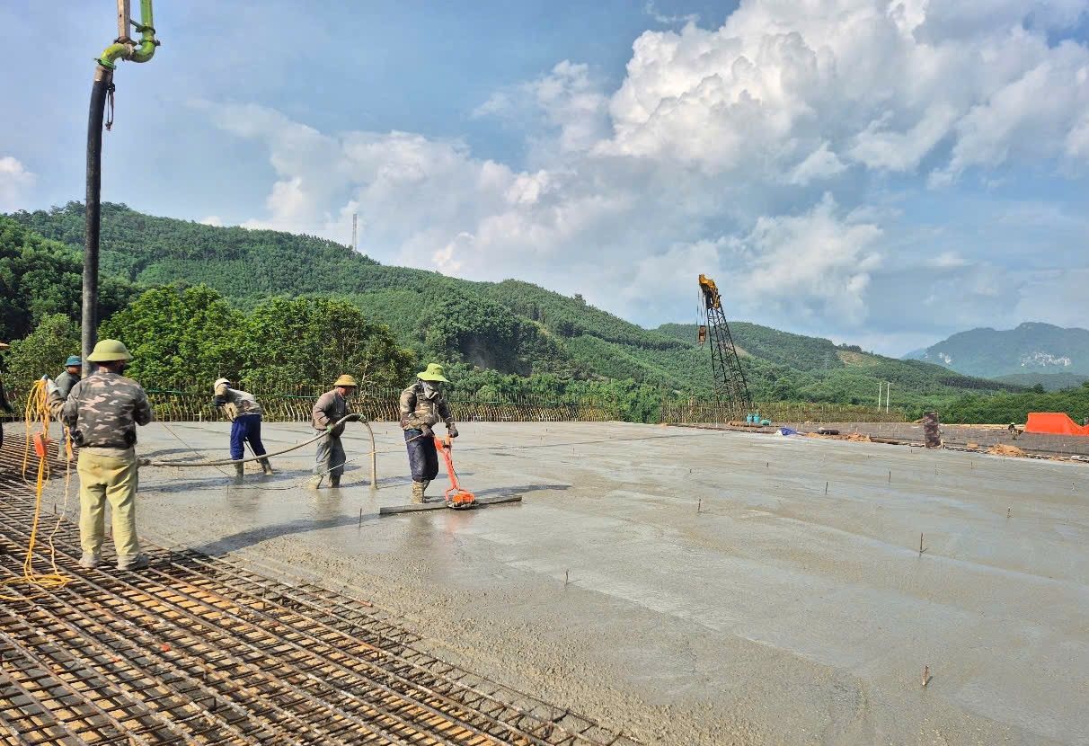 Thi c&ocirc;ng Dự &aacute;n tuyến Chợ Mới - Bắc Kạn do Ban quản l&yacute; Dự &aacute;n 2 (Bộ X&acirc;y dựng) l&agrave;m chủ đầu tư.