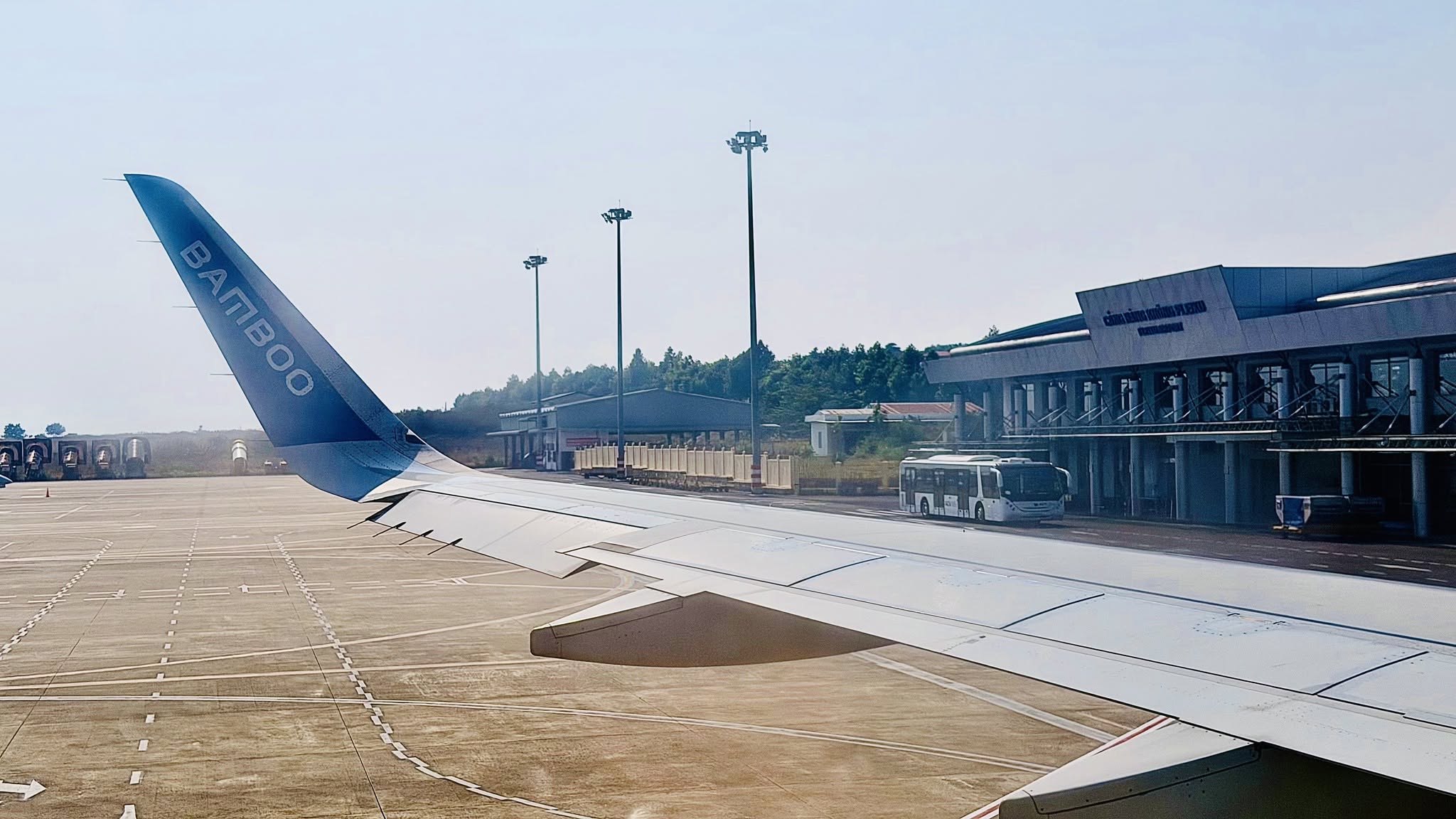 Một t&agrave;u bay của Bamboo Airways tại Cảng h&agrave;ng kh&ocirc;ng Ph&ugrave; C&aacute;t.