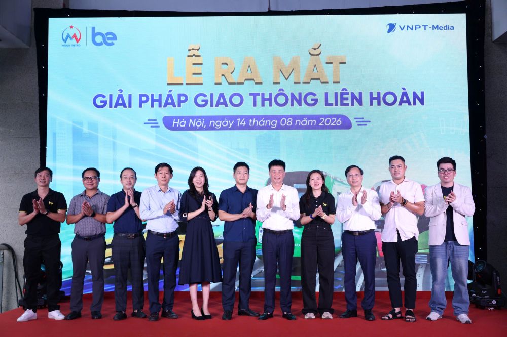 Các đại biểu tham dự lễ ra mắt giải pháp giao thông liên hoàn đầu tiên tại Việt Nam đáp ứng việc kết nối hành trình giữa đường sắt đô thị và dịch vụ gọi xe công nghệ.