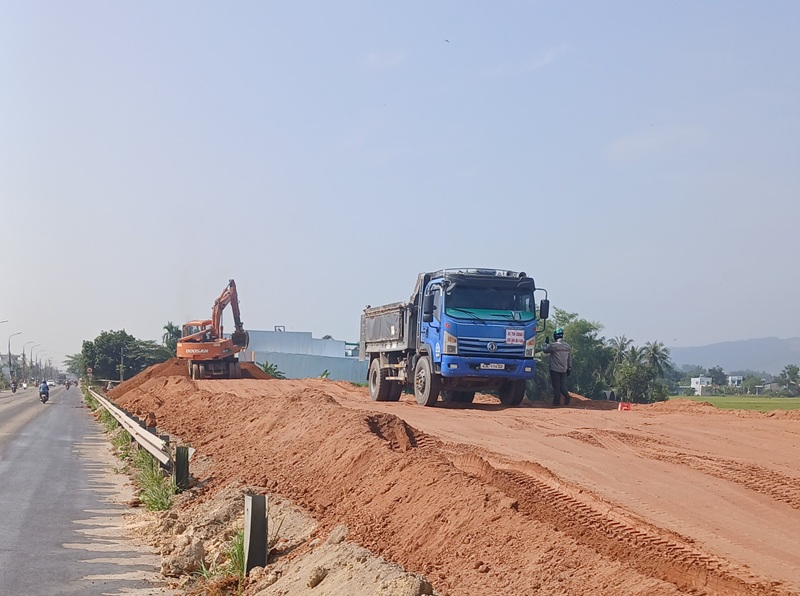 Thi công Dự án cải tạo, nâng cấp Quốc lộ 14B qua TP. Đà Nẵng. Ảnh: Hoàng Anh.