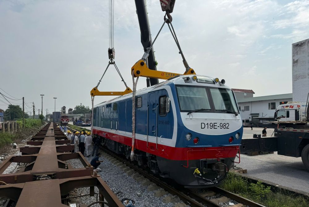 Đầu m&aacute;y D19E-982 thế hệ mới được tiếp nhận tại ga Y&ecirc;n Vi&ecirc;n, bổ sung sức k&eacute;o, n&acirc;ng cao năng lực vận tải của Tập đo&agrave;n Đường sắt Quốc gia Việt Nam.
