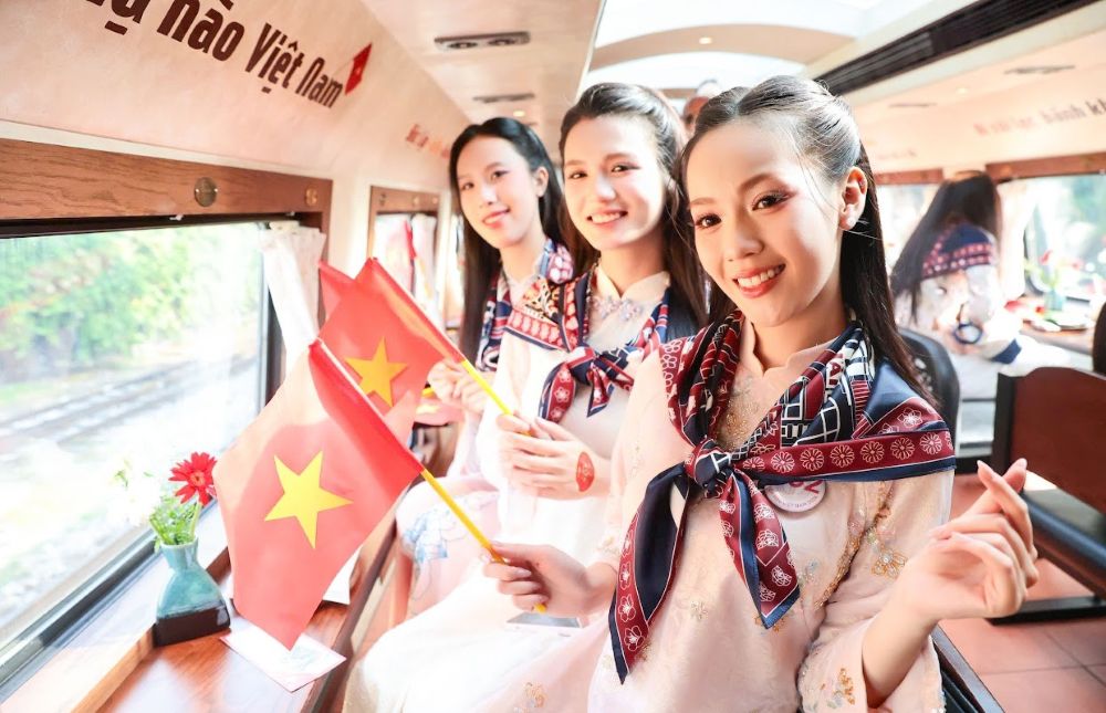 Các thí sinh Hoa hậu Việt Nam rạng ngời trên đoàn tàu Năm cửa ô.