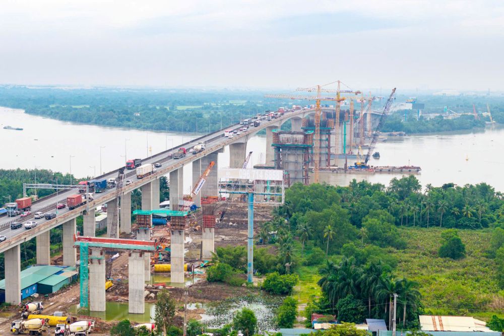 Các : Các tổ đội trên Dự án mở rộng đoạn cao tốc TP.HCM - Long Thành duy trì thi công liên tục để đáp ứng yêu cầu tiến độ.