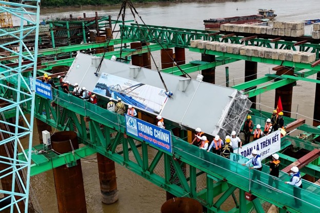 nh&agrave; thầu Trung Ch&iacute;nh tổ chức lắp dựng những đốt dầm dọc chủ đầu ti&ecirc;n tại nhịp cầu nối hai trụ TC3 - TC4, đ&aacute;nh dấu việc cầu Trần Hưng Đạo bước v&agrave;o giai đoạn thi c&ocirc;ng kết cấu phần tr&ecirc;n.