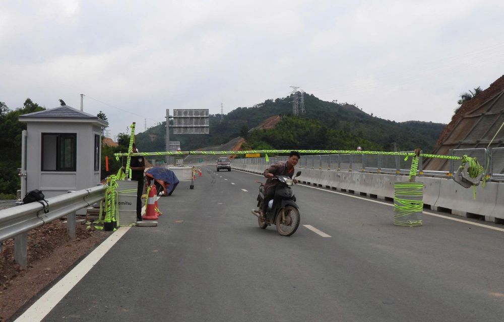 Người dân tự ý vượt rào chắn, đi vào cao tốc Hữu Nghị - Chi Lăng khi công trường vẫn đang thi công, tiềm ẩn nguy cơ mất an toàn giao thông.