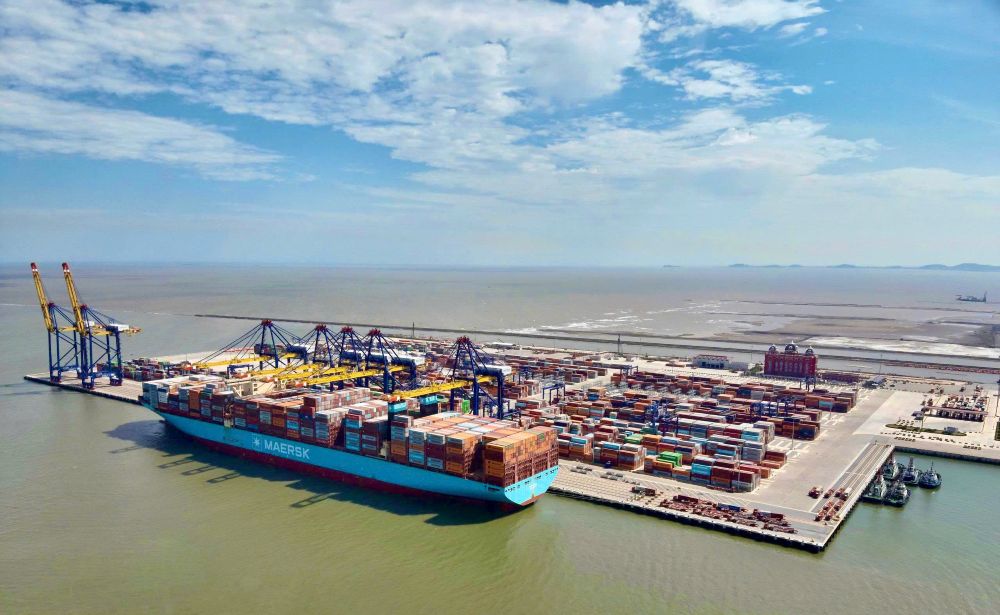 Si&ecirc;u t&agrave;u Matz Maersk trọng tải ~214.000 DWT lớn nhất cập Cảng Container Quốc tế Hateco Hải Ph&ograve;ng