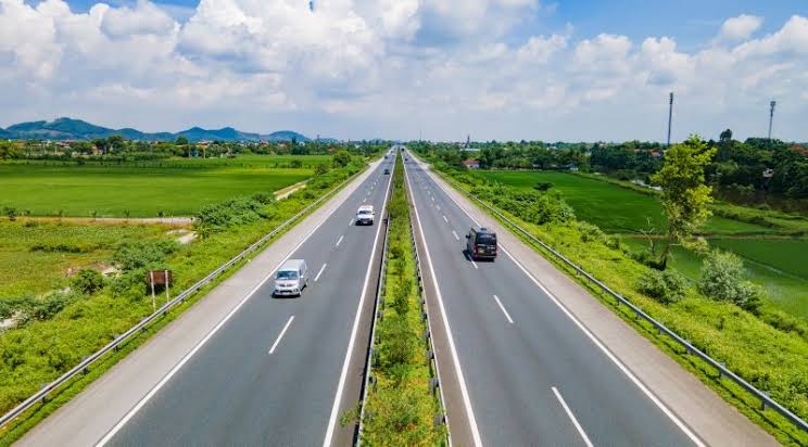 C&aacute;c phương tiện cơ giới lưu th&ocirc;ng tr&ecirc;n cao tốc Cầu Giẽ - Ninh B&igrave;nh.