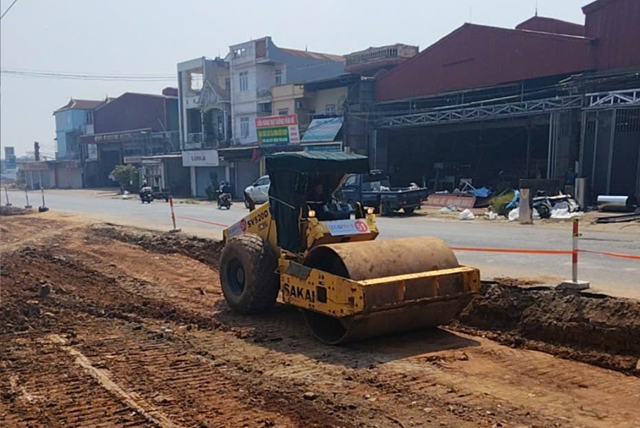 Tranh thủ thời tiết nắng r&aacute;o sau thời gian d&agrave;i mưa lũ, c&aacute;c hạng mục thi c&ocirc;ng ngo&agrave;i trời được c&aacute;c nh&agrave; thầu tăng cường nh&acirc;n lực v&agrave; m&aacute;y m&oacute;c để b&ugrave; đắp tiến độ.