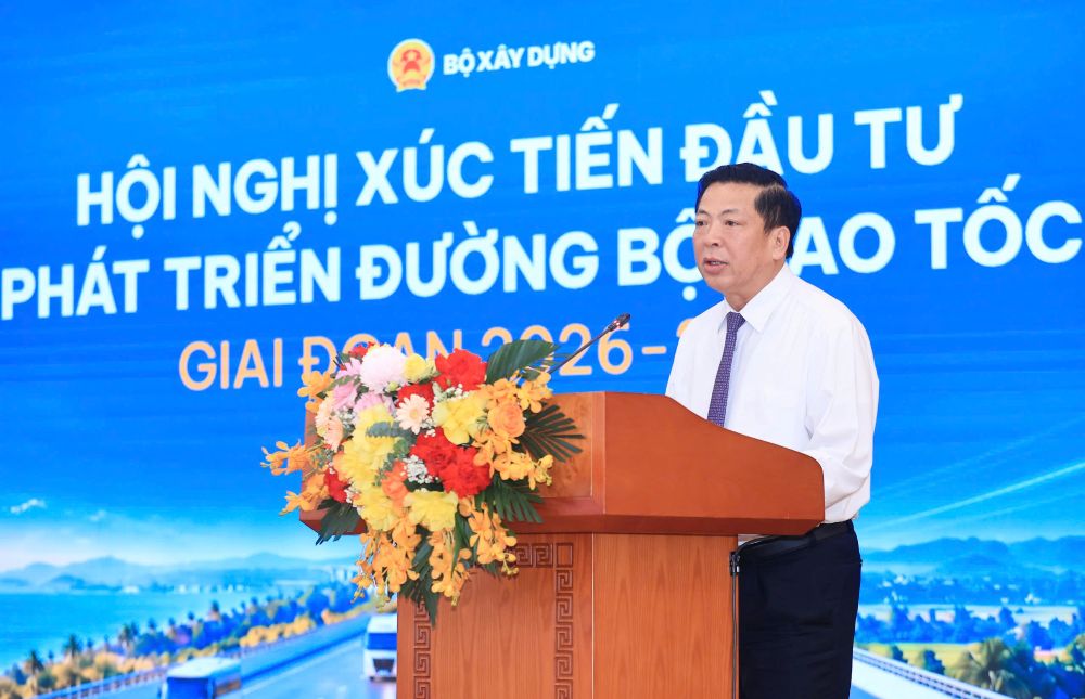 Bộ trưởng Bộ X&acirc;y dựng Trần Hồng Minh trao quyết định cho c&aacute;c c&aacute;n bộ vừa được bổ nhiệm.