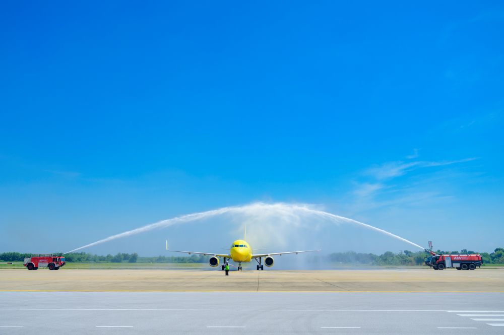 Nghi thức phun nước trang trọng ch&agrave;o đ&oacute;n t&agrave;u bay của Vietravel Airlines hạ c&aacute;nh xuống Cảng h&agrave;ng kh&ocirc;ng Thọ Xu&acirc;n.