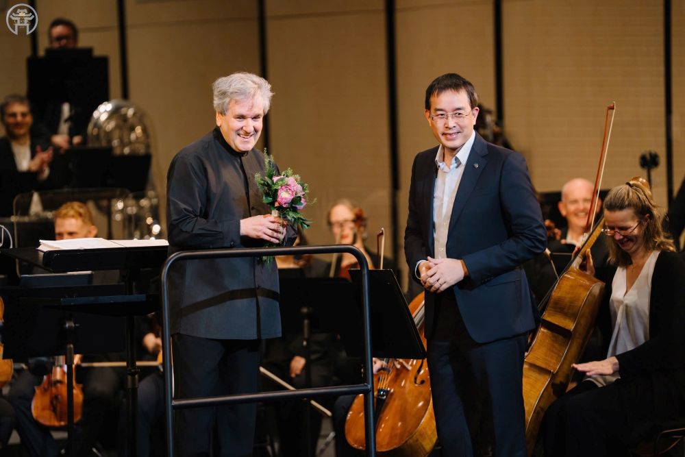 Chủ tịch HĐQT Vietnam Airlines Đặng Ngọc H&ograve;a tặng hoa nhạc trưởng Sir Antonio Pappano, tr&acirc;n trọng cảm ơn &ocirc;ng c&ugrave;ng D&agrave;n nhạc Giao hưởng London đ&atilde; mang đến những m&agrave;n tr&igrave;nh diễn đặc sắc trong đ&ecirc;m đầu ti&ecirc;n của Vietnam Airlines Classic - Hanoi Concert 2026. 