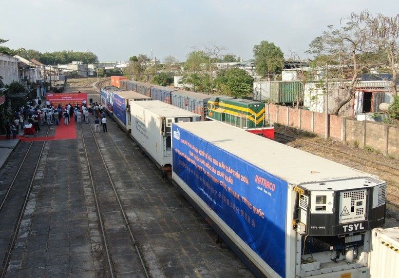 Một đo&agrave;n t&agrave;u chở container tr&ecirc;n tuyến H&agrave; Nội - Đồng Đăng.