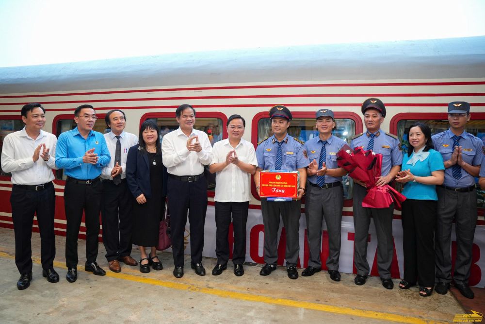 L&atilde;nh đạo Tổng Li&ecirc;n đo&agrave;n Lao động Việt Nam tặng qu&agrave; cho tổ t&agrave;u