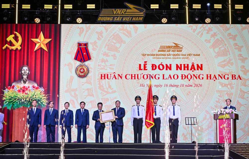 Ph&oacute; thủ tướng thường trực Nguyễn H&ograve;a B&igrave;nh v&agrave; c&aacute;c đại biểu thực hiện nghi thức cắt băng kh&aacute;nh th&agrave;nh.