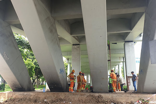 Cơ quan chức năng khảo sát để lên phương án sửa chữa nhịp chính cầu vượt Nguyễn Hữu Cảnh - Ảnh: Lê Quân