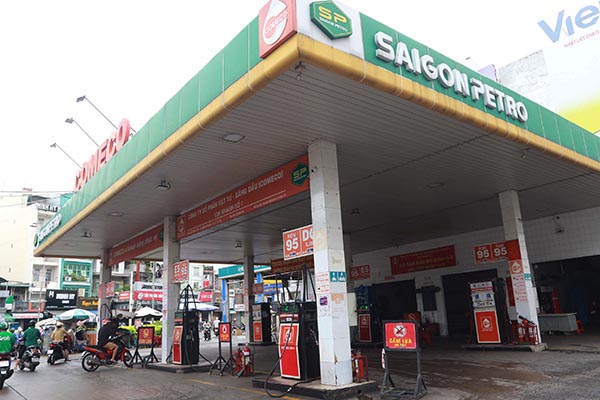 Một cây xăng trên đường Lê Hồng Phong,Quận 10, TP.HCM thông báo hết xăng 