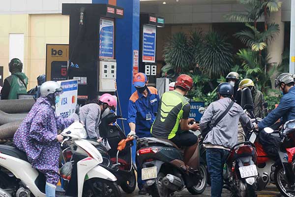 xang 1_Cây xăng Petrolimex trên đường Lê Hồng Thái Q1 tình trạng ùn cứ ở những thời điểm đông người nhưng vẫn đáp ứng đầy đủ xăng cho các phương tiện